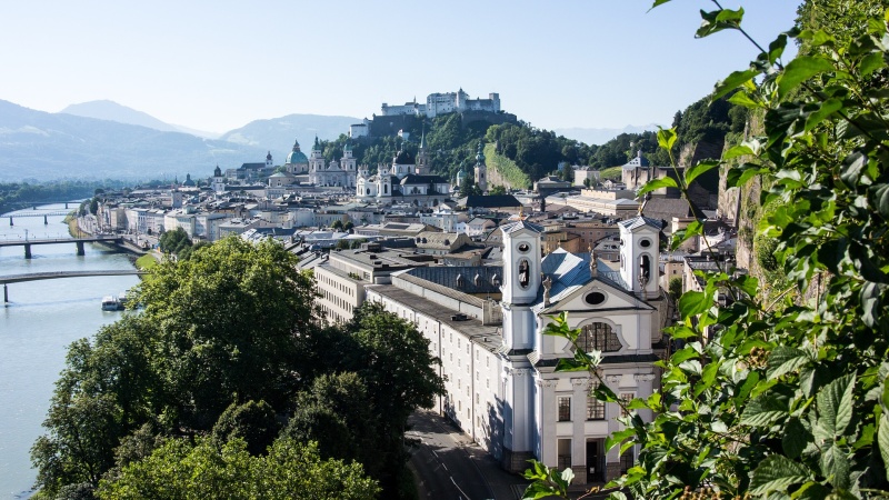 Utsikt over byggnader i Salzburg med vatten och broar pa resan till Abtenau
