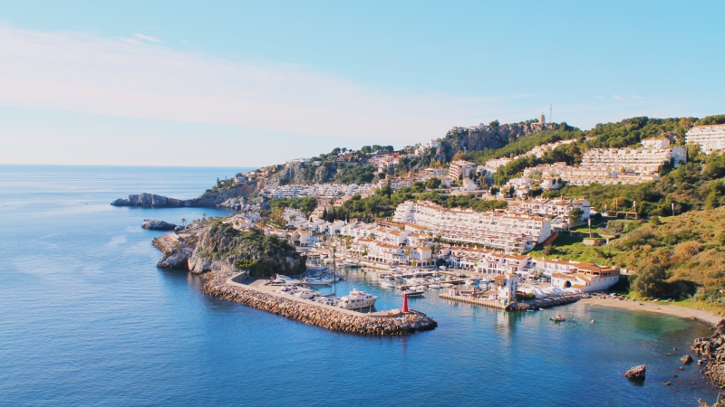 Hotell langs klipporna i Almunecar med smabatshamn