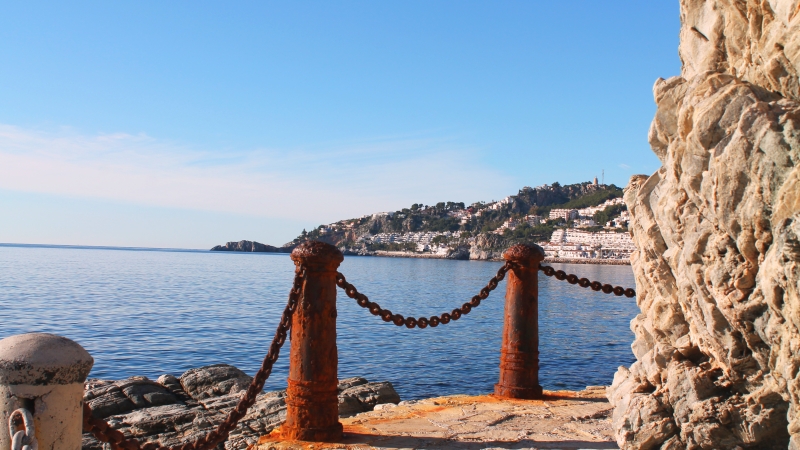 K�ttingar som staket utmed havet mot Almunecar