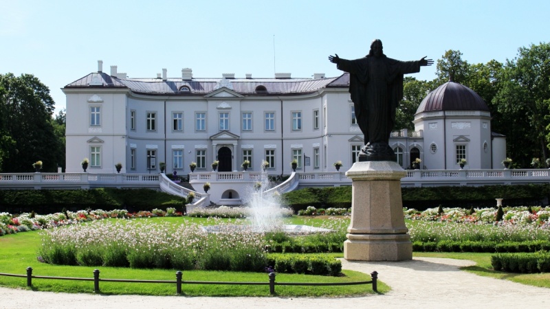 Vacker och pampig park med staty, vattenspel och slott i Klaipeda