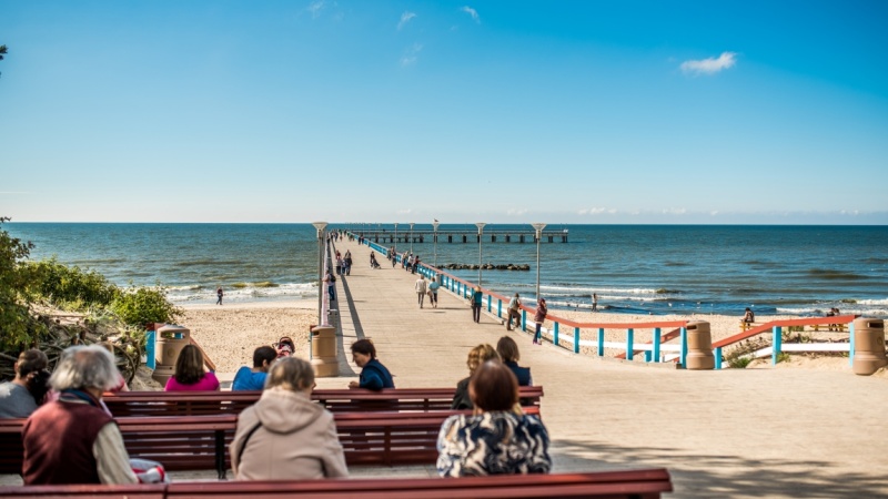 Strand med lang pir i Klaipeda