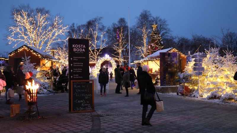 Skymning p� julmarknaden i Kosta med mycket ljusslingor