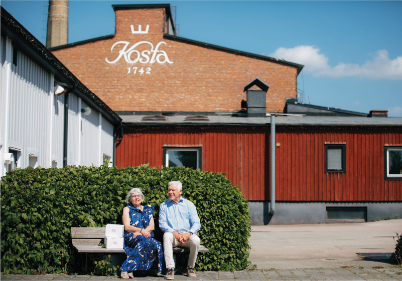 Aldre par pa bank utanf�r Kosta fabrik