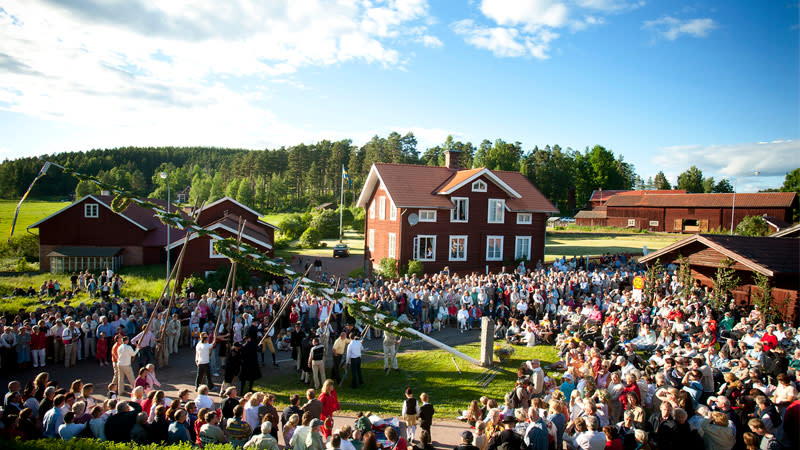 Reser midsommarstangen i Dalarna med manga besokare