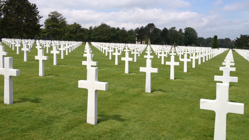 Falt med kort fran kyrkogarden i Normandie