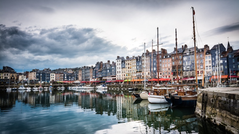 Hamnen i Honfleur i Normandie