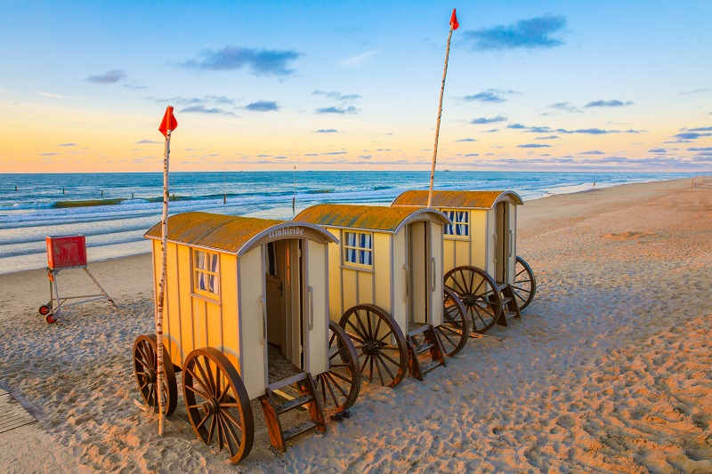 Badhytter pa hjul pa stranden