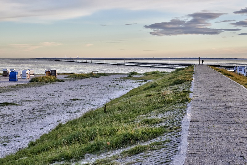 Stranden med promenadvag i Ostfrielsland