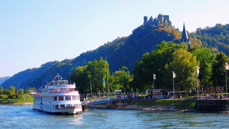 Flodbat med vy over Rhen Mosel med borg i bakgrunden